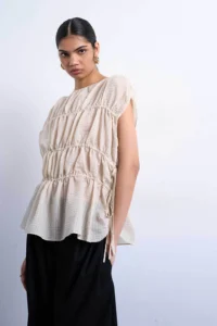 Topshop γυναικεία μπλούζα μονόχρωμη με διακοσμητικές σούρες "Ena" – 31000850 Λευκό – 24,00 € | Notos.gr